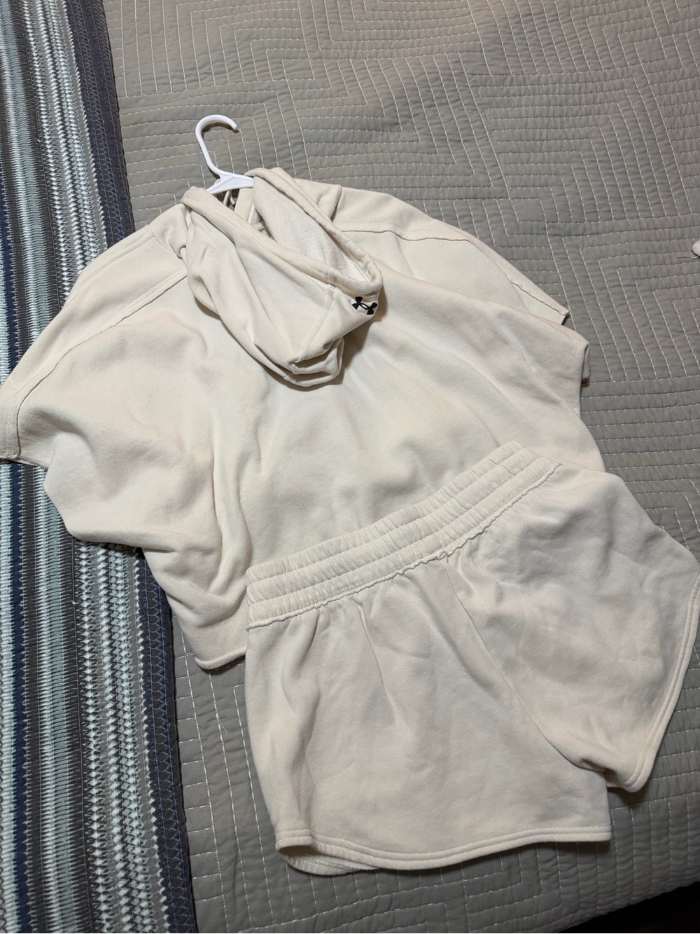 Under Armour Women's Cream Athletic Hoodie & Shorts Set Dwayne the Rock Johnson - Picture 5 of 8
